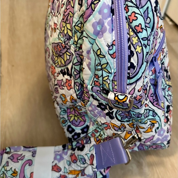 New VERA BRADLEY MEDIUM TRAVELER BAG TOTE WEEKENDER in Maddalena Paisley R$139 - Picture 8 of 8